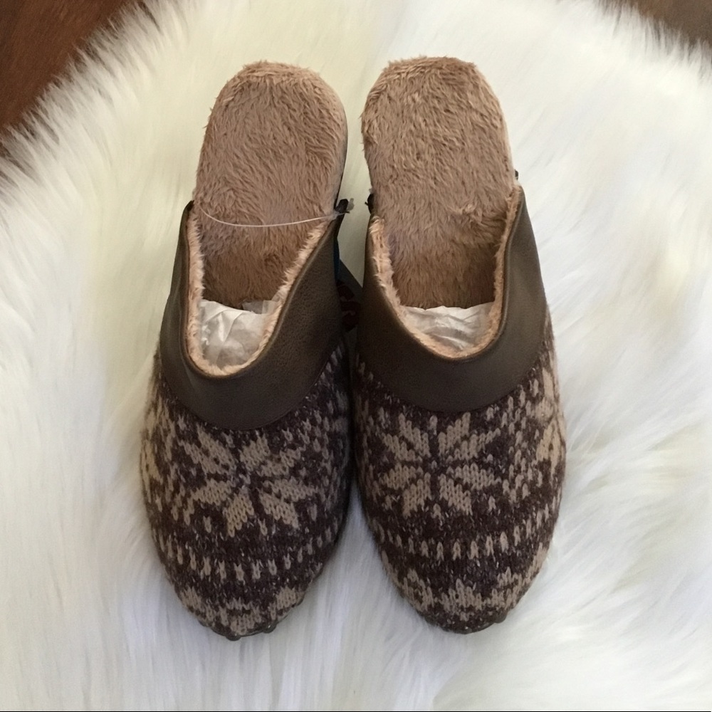 Muk Luks Kameryn Heeled Clogs - Picture 3 of 8